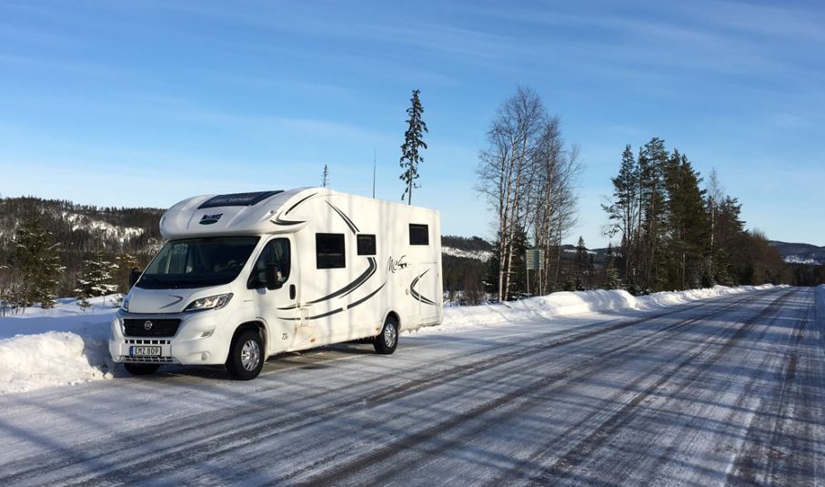 Husbil på snöig väg sportlov vinter