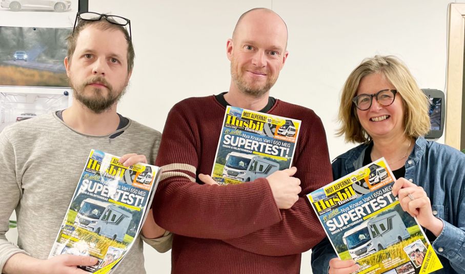 Formgivare Olof Svanström, chefredaktör Jimmie Öbom och reporter Anki Sydegård visar upp nya Husbil och Husvagn. Två män och en kvinna står bredvid varandra och håller i tidningen Husbil och Husvagn