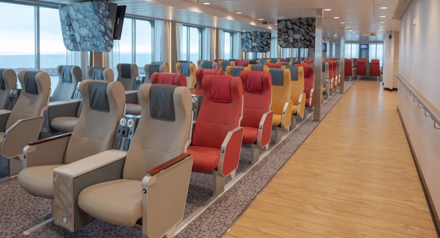 För vissa räcker stolar istället för hytt. Hansa Destinations vilstolar har 230V och hörlursuttag.