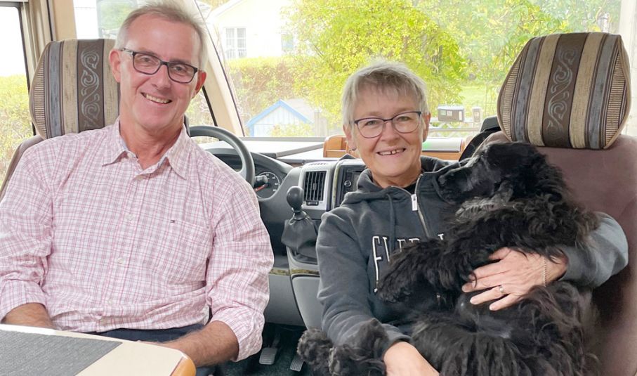Bodil Thor, hennes man Ronny och hunden Happy, älskar att resa i sin husbil.
