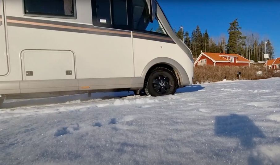 Se filmen hur vi fick loss husbilen som kört fast.