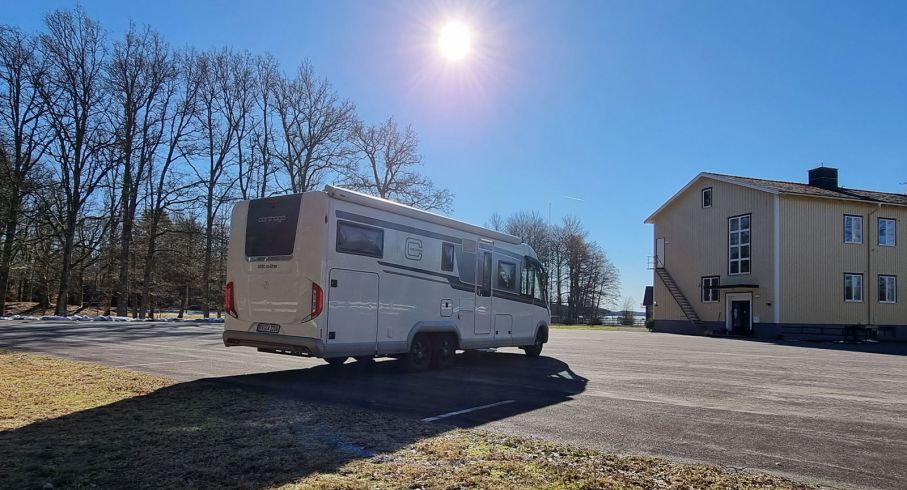 Skolhuset i Kalv är numera vandrarhem och ställplats året runt. Asfalt, el, dusch, wc, biljard, bastu, gympasal, grillstuga hör till de faciliteter som erbjuds!