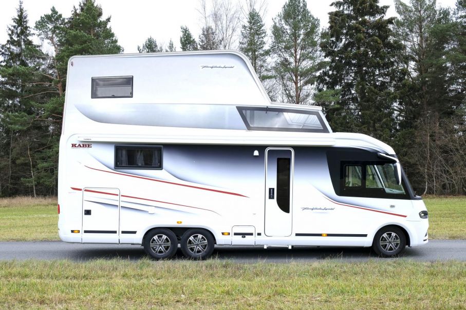 Kabe Imperial TowerMaster 810 FK är världens första tvåvåningshusbil. Vi har som första media i världen testat denna modell. Kabe TowerMaster 810 FK tvåvånings husbil