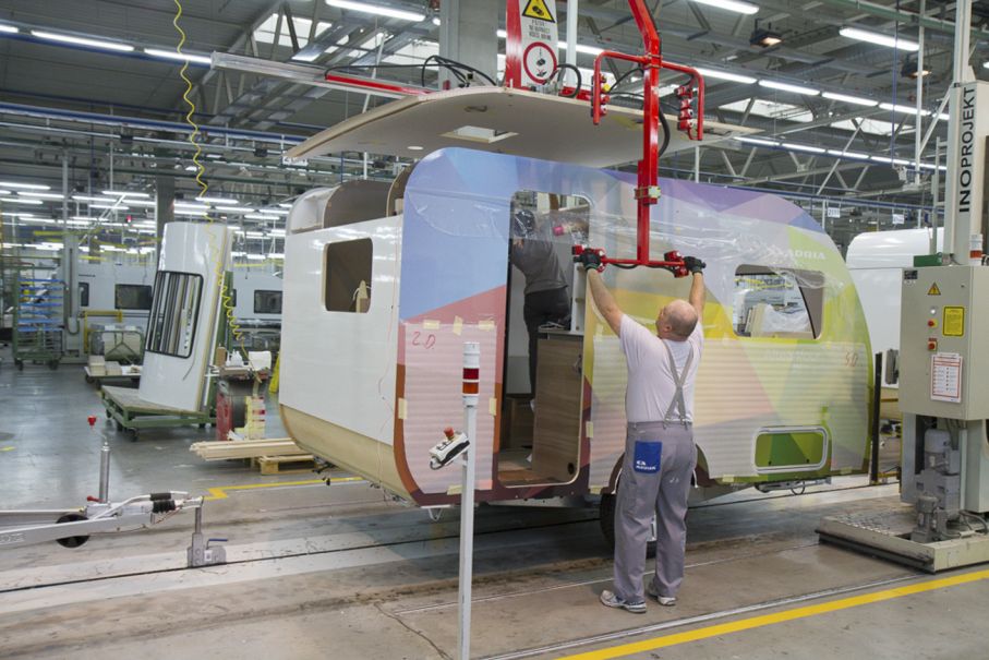 Här är det en Adria Altea4Four som monteras. Kunden har själv valt färgsättningen.(foto:Adria)