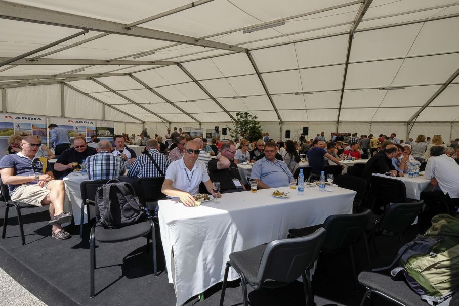 Lunch serverades i ett stort partytält.