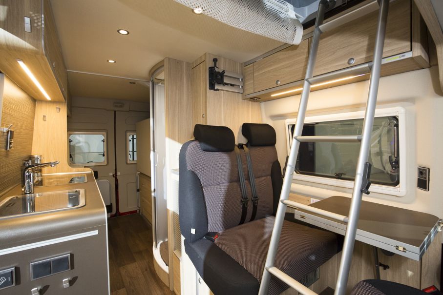 Soffan bak har två bältade platser och bordskivan kan vikas på mitten vilket är bra.
