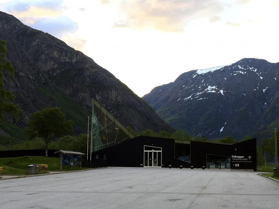 Trollväggens informationscenter är ovanligt tomt den här tiden på året (29 maj 2016) och tiden på dygnet. (Kl. 08:00)