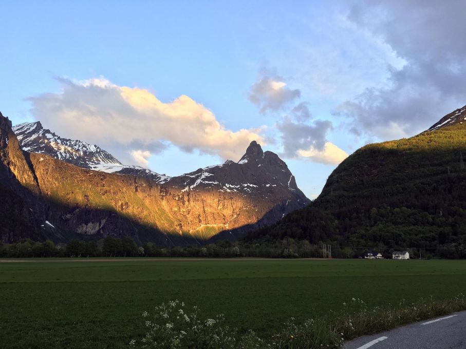 Det är helt enkelt ett underbart landskap som väntar bakom varenda kurva. Slutet av maj och början på juni är en härlig tid då det är klart lugnare längs sträckan.
