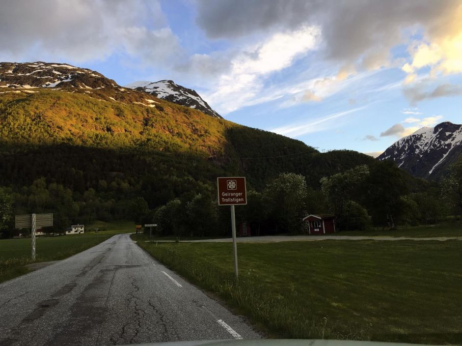 Fylkesvägen med nummer 63 börjar vid E136 i norr och går sedan söderut mot riksväg 15 i söder. (Jag föredrar sträckan från norr till söder för att få köra uppför Trollstigen, istället för nedför.)