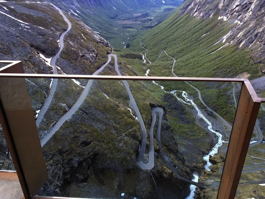 Trollstigen är i dag 4 till 6 meter bred och det finns mötesplatser, men man blir ändå svettig om händerna om man är lite höjdrädd. Det är en stor fördel att åka före eller efter den stora turistsäsongen (juli/augusti) när bussar och bilar köar i kurvorna.