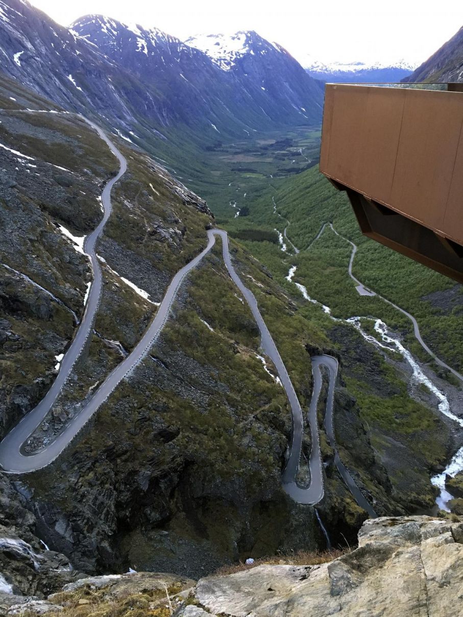 Trollstigen är målet för många och här kan 3000 fordon per dag trängas under högsäsong. När den har "bestigits" väntar en belöning (eller straff för oss höjdrädda!) med en balkong där glasväggar och gallergolv kryddar upplevelsen.