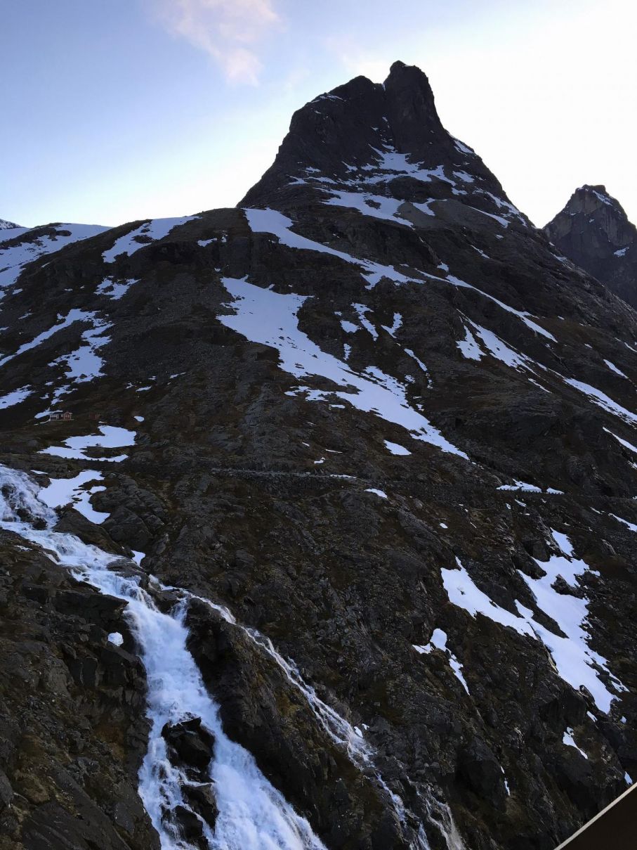 På väg uppför Trollstigen. Vattenfallen är otaliga den här årstiden i Norge vilket är ännu en fördel med en vårtur i det vackra landet.