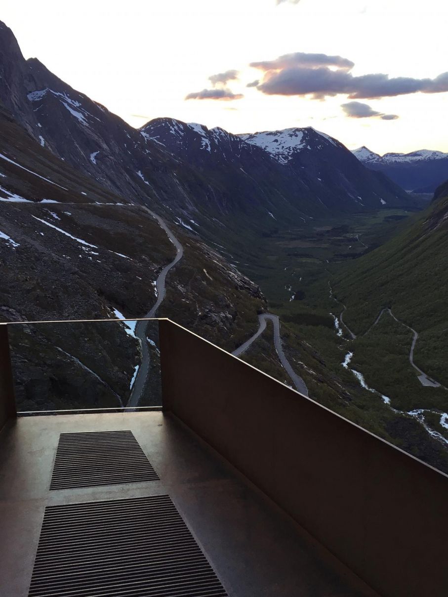 Den tunga balkongen ovanför Trollstigen har någon svetsat ihop. Ett mörkt svetsvisir kanske är en fördel på dessa höjder...