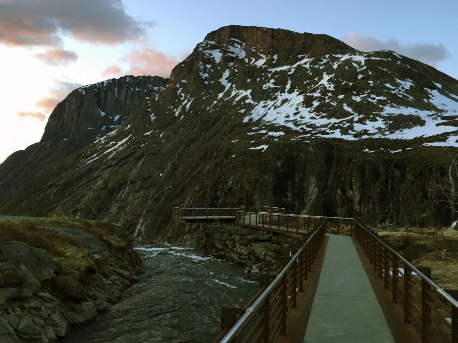 Promenad- och handikappvänliga ramper högst upp där Trollstigen slutar på dryga 800 meters höjd. Trollstigen borde egentligen heta Trollstegen på svenska då det är en stege som avses och inte stig.