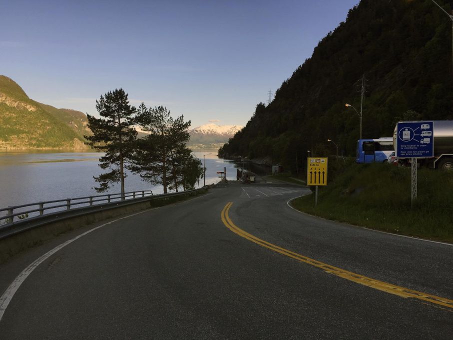 Färden går sedan vidare till den vackra färjeöverfarten i Eidsdal mellan Trollstigen och Geiranger.