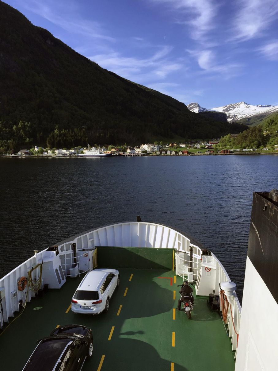 Det tar inte många minuter förrän vi är över den vackra fjorden. (Vill du besöka en annan vacker plats så går vägen mot Ålesund intill färjeläget på norrsidan)