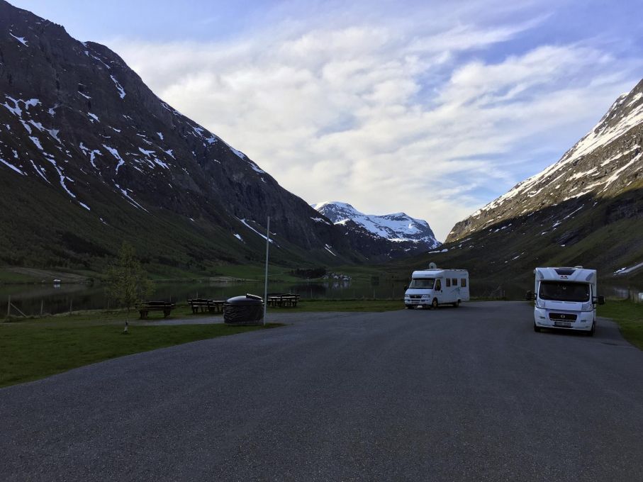 Efter färjeöverfarten fortsätter resan längs 63:an förbi härligt vackra Eidsvattnet och den vackra byn Eidsdal.