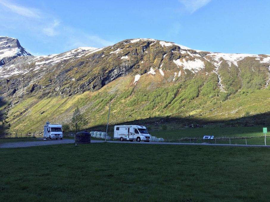 Rastplats invid Eidsvattnet. Övernattning är inte tillåten här men inte långt härifrån finns en camping.