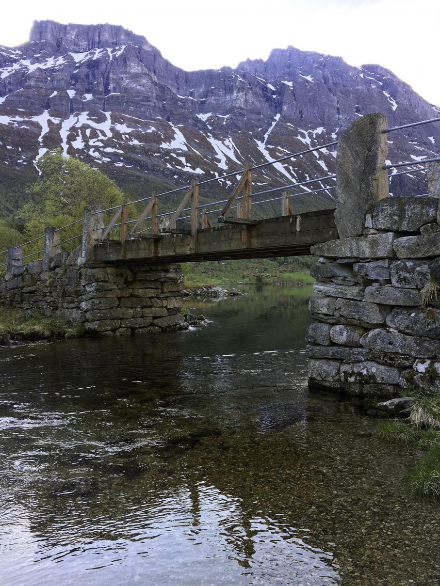 Bron och bäcken vid Eidsvattnet.