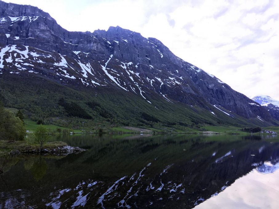 Vägen fortsätter sedan på andra sidan sjön och snart når vi nästa höjdpunkt längs den nationella turistvägen, riksväg 63.