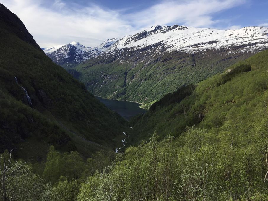 Där nere mellan bergen skymtar världsberömda Geirangerfjorden.