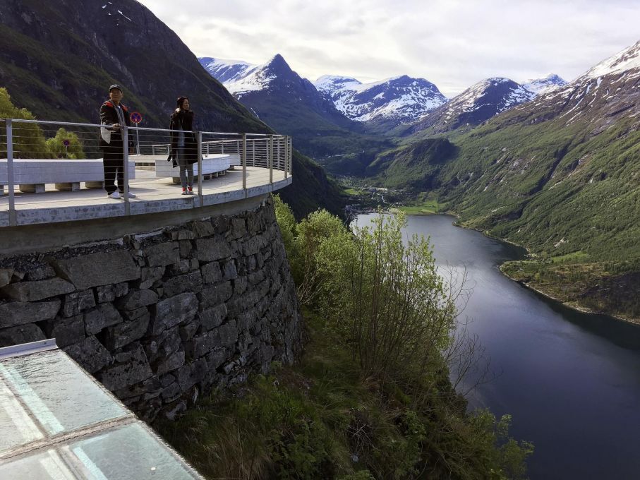 Utsiktsplatsen längs Örnvägen ned mot Geiranger är enormt populär men en helgmorgon i slutet på maj är vi bara ett tiotal besökare. Förmodligen också lugnt en bra bit in i juni. Byn Geiranger syns längst ned där vattnet slutar och vi ser de vita prickarna vid vattnet som är campingens fritidsfordon. Se kommande bilder i detta bildspel...