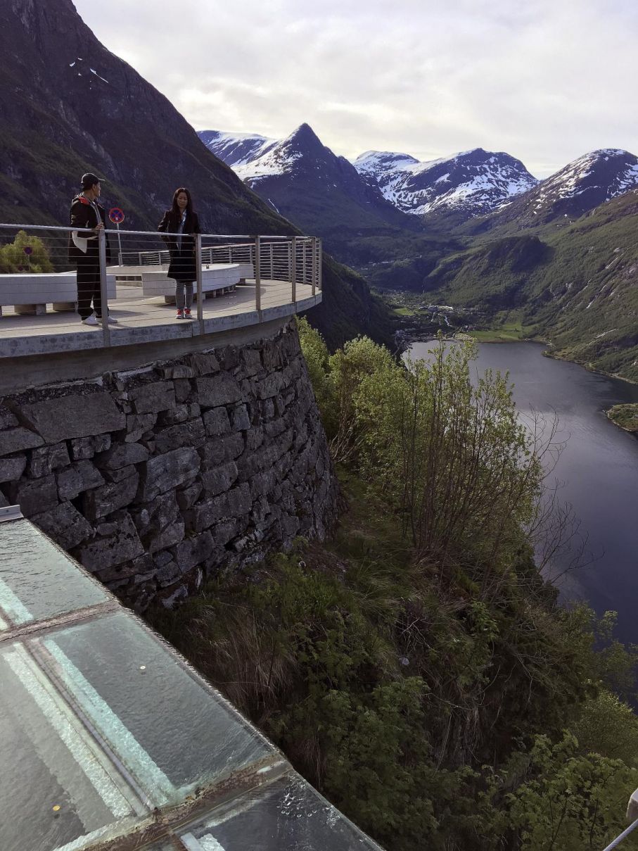 Balkongen imponerar, här har man styrt om en bäck så att den rinner över plexiglaset och sedan faller ned mot fjorden ett stycke ned.