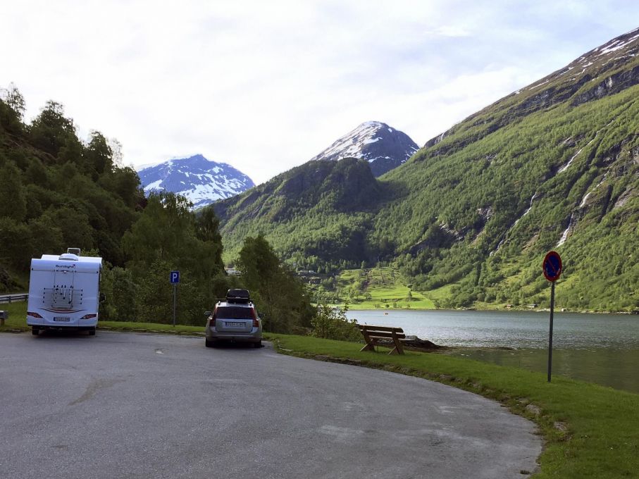 Längst ner i Geirangerfjorden finns både campingar och parkeringsplatser. Möjligen med världens vackraste omgivningar(?)