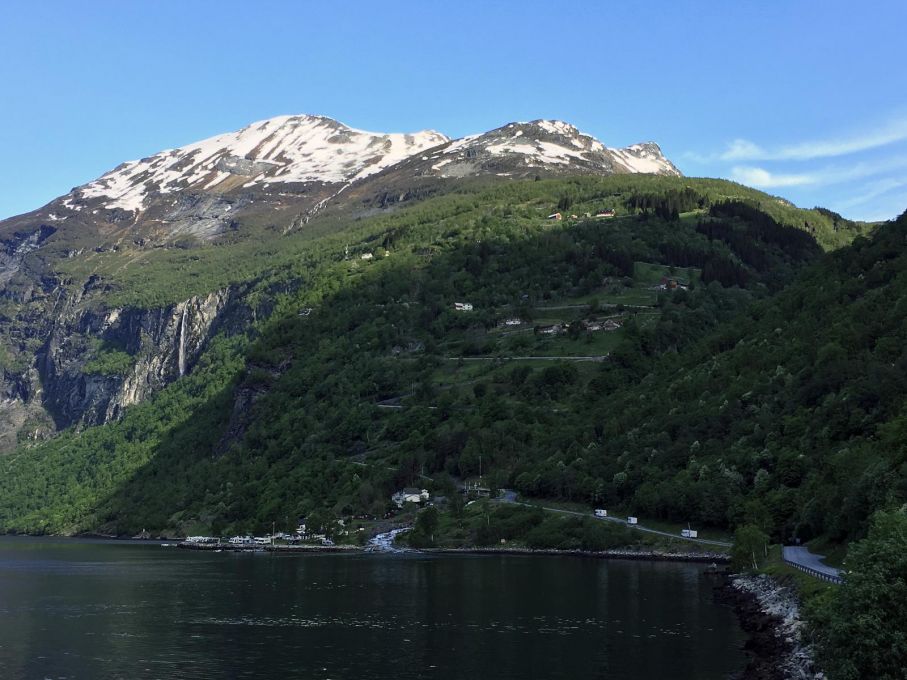 Tre husbilar strävar uppför backen som vi nyss har åkt nedför mot byn Geiranger. Lantbruken längs denna väg imponerar, tanken att sitta i en traktor på ett fält som slutar med ett stup är hisnande...