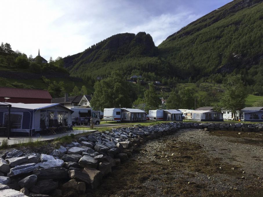 Campingen vid stranden i Geiranger är såklart superpopulär och otaliga är de bilder som använts i reklam och tryck för fritidsfordon. Här väljs dock en lite annorlunda vinkel med utsikt åt motsatt håll...