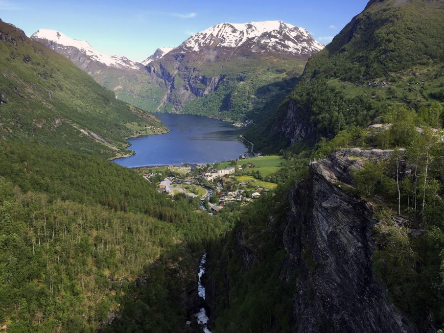 Ännu en välkänd vy från Geirangers södra sida.