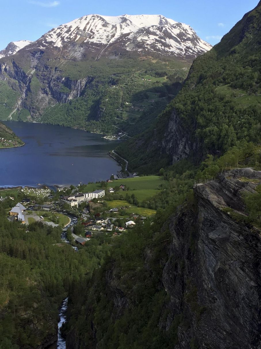 Det går fint att knalla ut på den lilla bergknallen till höger för den som vill ha en extra spektakulär bild. Se omslaget på vår tidning Resmål & Roadtips 2015...
