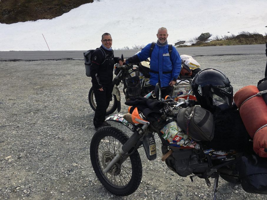 Det är sällan man träffar på reg-skyltar från Australien. Trish och Billy bor på sina sadlar och har varit på sin resa i 10 år! Under den tiden har motorcyklarna rullat 500.000 km och de har besökt 110 länder i Nord- Sydamerika, Asien, Afrika och Europa. Favoritländer?
- Här är det vackraste landskapet men vi älskar västra Afrika, säger Billy (som växte upp på Nya Zeeland).
- Den värsta vägen vi har åkt är "Death road" i Bolivia, säger Trish vars lilla 250 cc Kawasaki får kämpa hårt med sina 15 hästkrafter, särskilt när luften blir tunn på hög höjd.
- Vi trivs bäst i länder som betecknas som otrygga för där finns inga turister och vi tas emot på ett annat sätt, avslutar Billy innan de kastar sig upp och drar vidare mot Trollstigen och senare Nordkap.