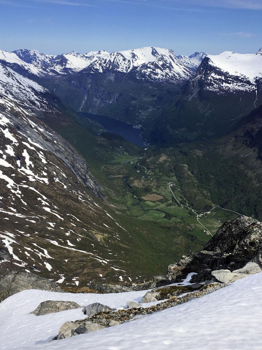 Den smått galna utsikten från Dalsnibba får avsluta. Nu återstår dock vackra och mer normala Gudbransdalen på väg hem eller för dig som vill se mer kan en tur till Stryn eller tidigare nämnda Ålesund rekommenderas... god vårtur!