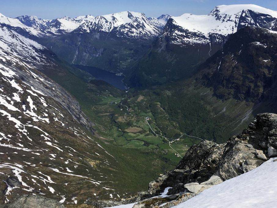 Så här ser det ut att titta ner på Geirangerfjorden från 1500 meters höjd. Kittlande är bara förnamnet och tänk att det går utmärkt att åka upp hit med husbilen!