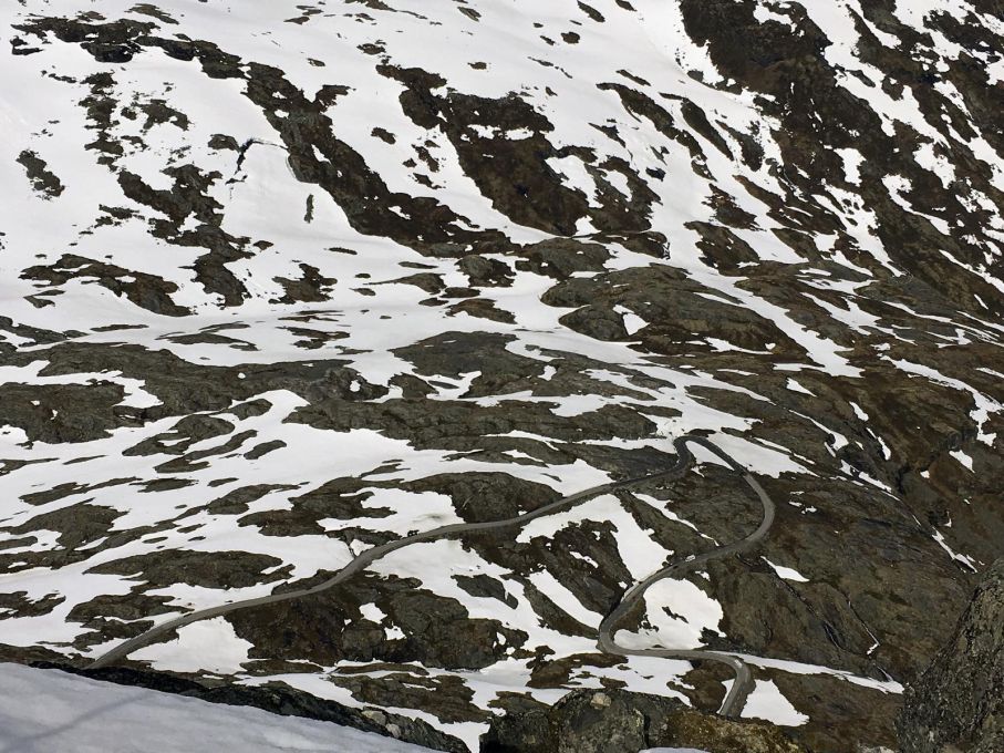 Husbilarna där nere slingrar sig fram på drygt 800 meters höjd. Notera fordonens litenhet i kurvan längst ned till höger i bild.