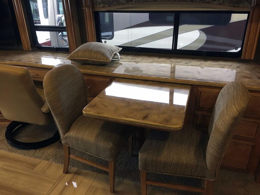 Förutom den stora soffgruppen finns denna lilla dinette samt något som kan liknas vid ett arbetsskrivbord. Detta bord kan skjutas in helt eller dras ut helt och då ryms 4-5 sittande till bords.