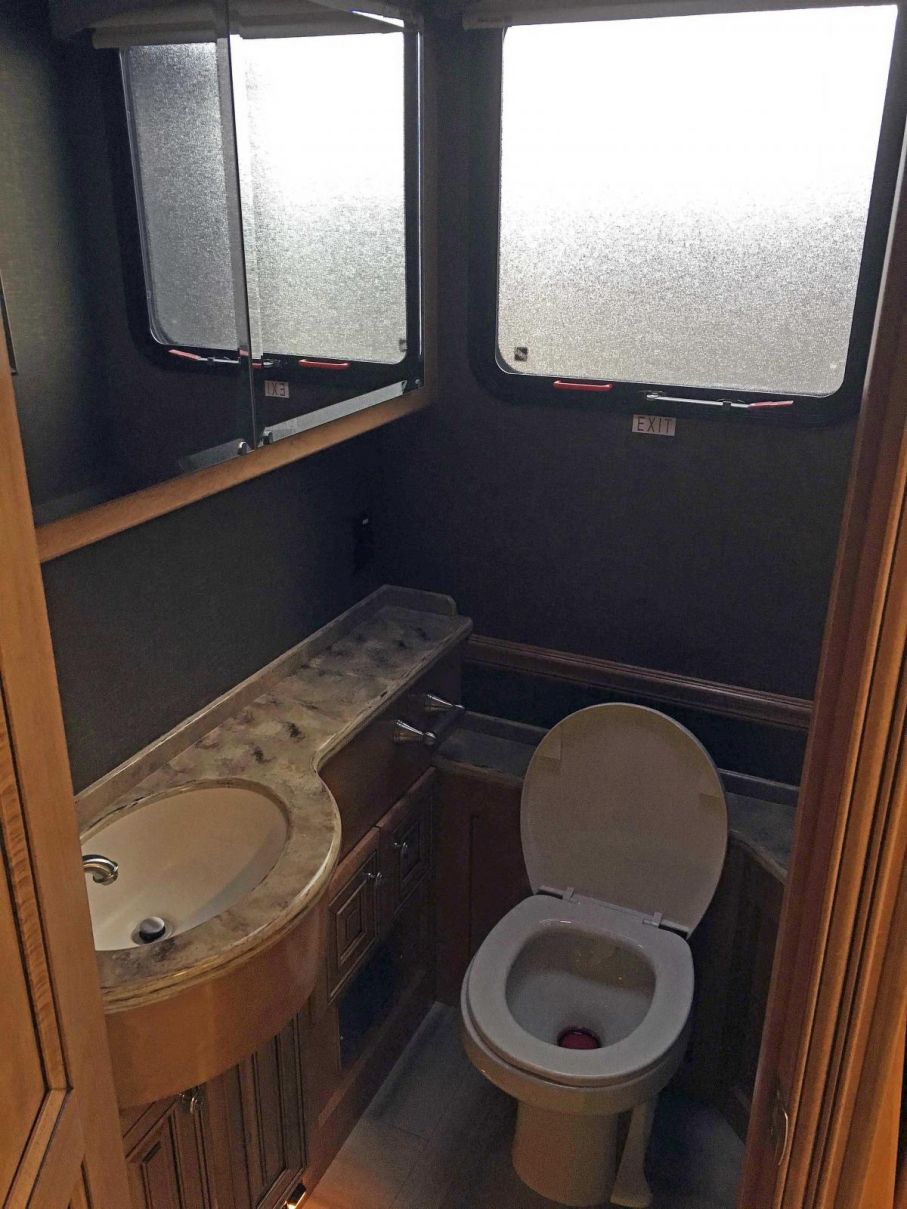 Men se på tusan, är det inte ett tredje handfat här också! Hur många husbilar med gästtoalett har du sett? Den här är placerad längre fram i husbilen intill kök och vardagsrum och kan därmed användas av gäster när skjutdörren mot stora sovrummet/badrummet är stängd.