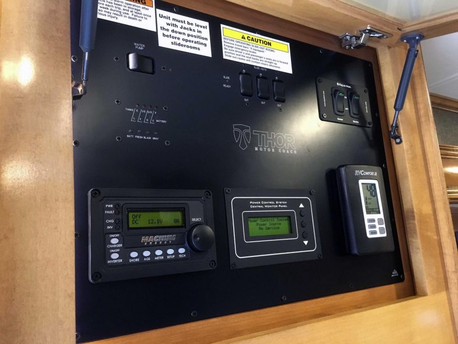 Manöverpanel och reglage för vattenpump, värme, el och husbilens tre slide-outs.