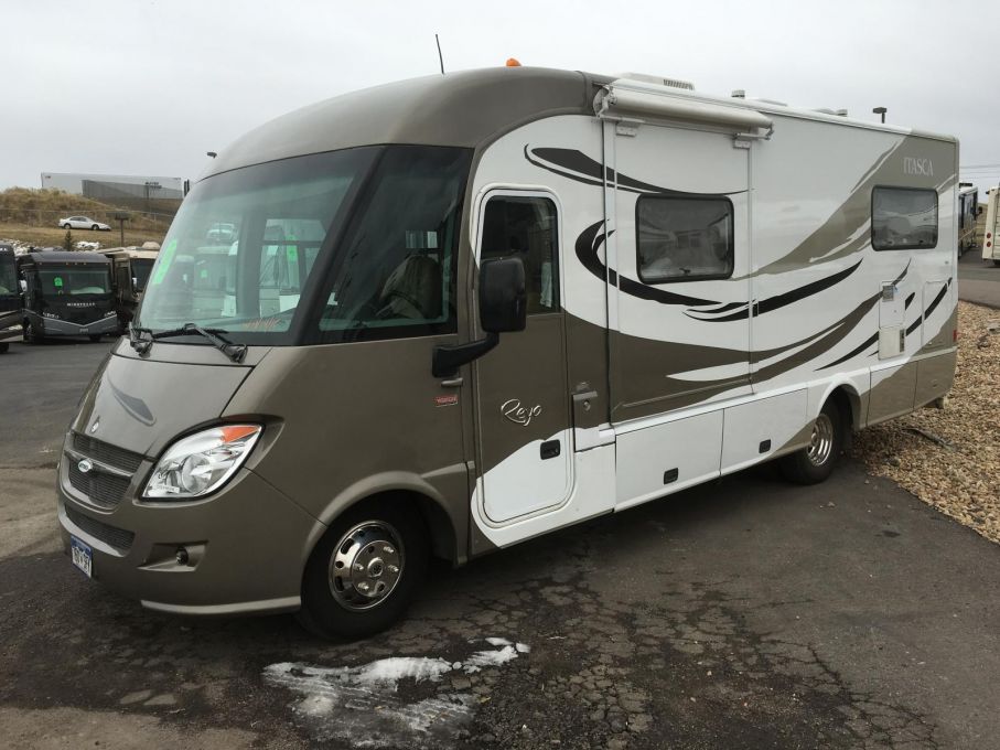 Intill föregående bjässe stod denna lilla Itasca Reyo som nästan ser europeisk ut i jämförelse. Den byggs på Mercedes Sprinter av välkända Winnebago. Notera att den också har slide-out, om än lite mindre i omfånget.