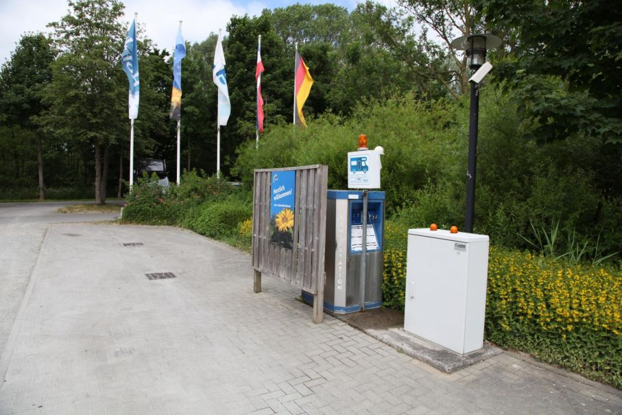 Tömningsstation för gråvatten i marken och latrin i luckan invid automaten.