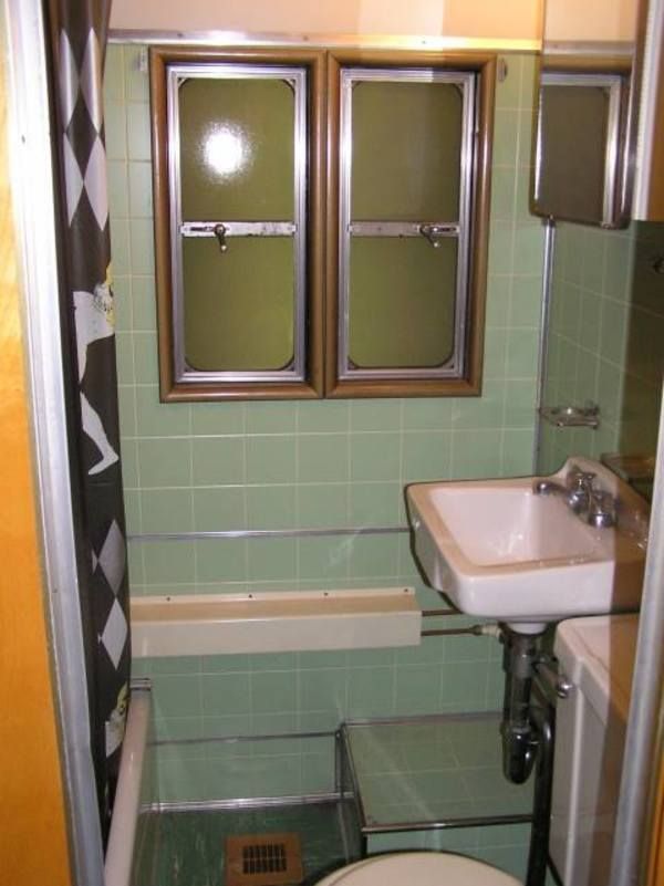 Hygienutrymme kallar vi minimala utrymmen som idag finns i våra mobila boenden. Här finns ordentligt handfat i porslin...