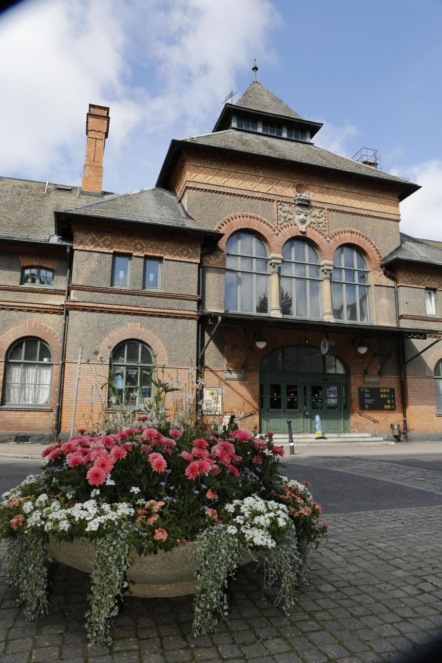 Krylbo Station är en knutpunkt för de som åker tåg längs norra stambanan. Här inne i stationshuset ligger nostalgikafeet 56:an som även driver ställplatsen.