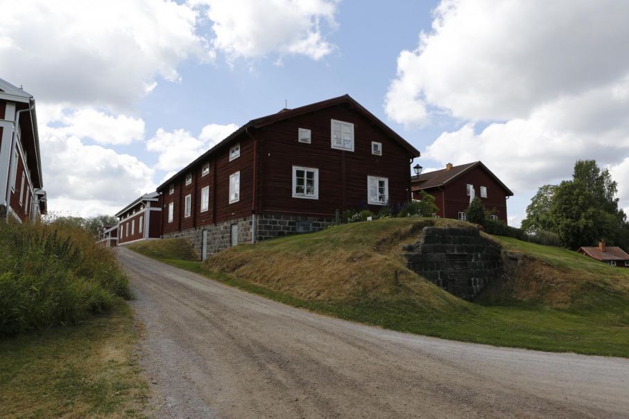 Gamla byn är ett måste för en promenad. Gamla trähus och mysiga kanaler präglar den äldsta delen av Avesta.