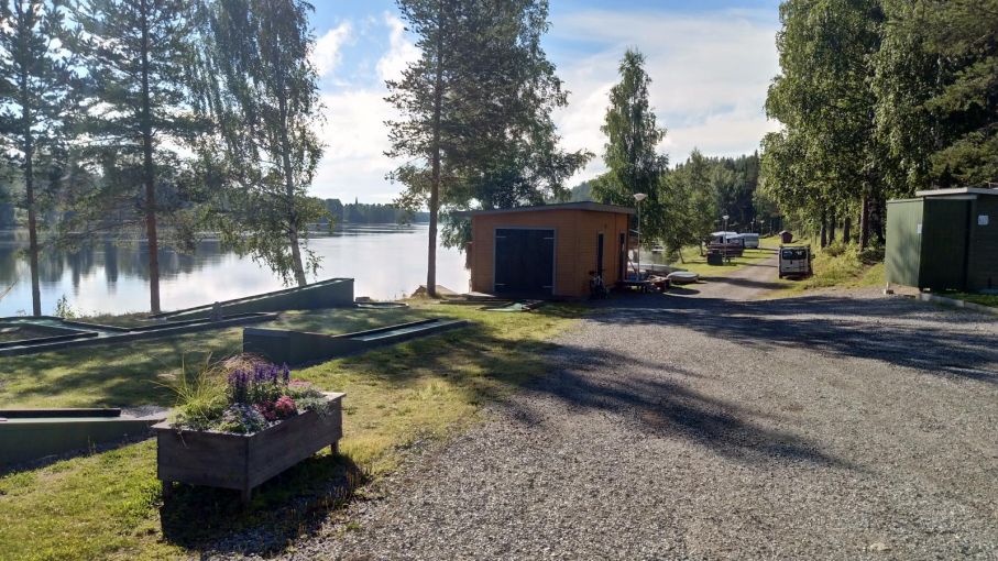 Campingen har 21 platser på två sidor om en halv-ö i älven.