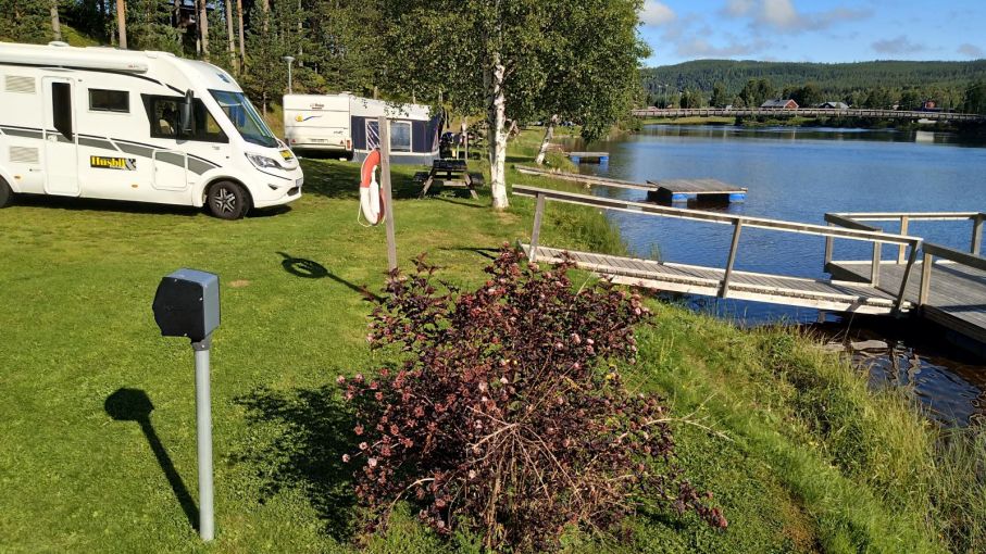 Platserna på ena sidan av campingen har egna fiskebryggor. Den här delen passar bäst för vuxna medan den andra sidan av campingen är mer barnvänlig.