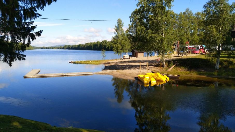 Trampbåtar vid campingens egen badplats.