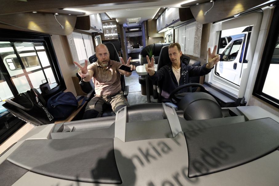 Två köpsugna grabbar i en Frankia Platin.