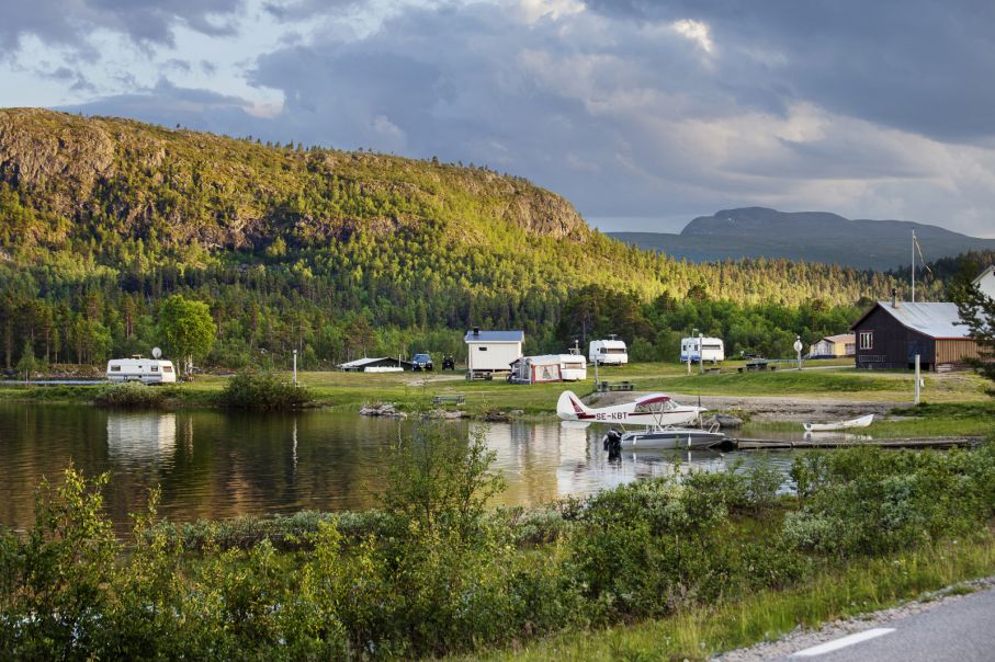 Camp Guto ligger ett stenkast innan Adolfström.