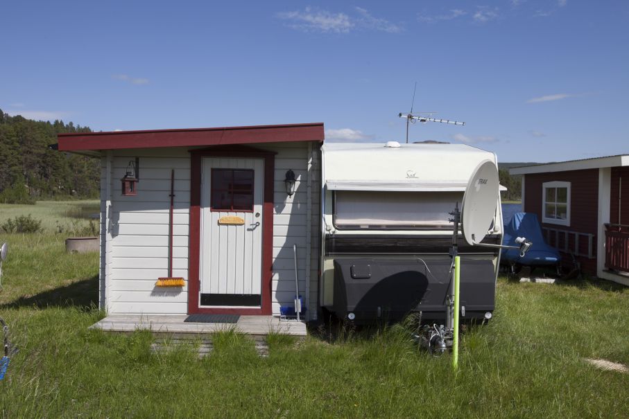 rejäla förstugor är en vanlig syn på vintercampingar.